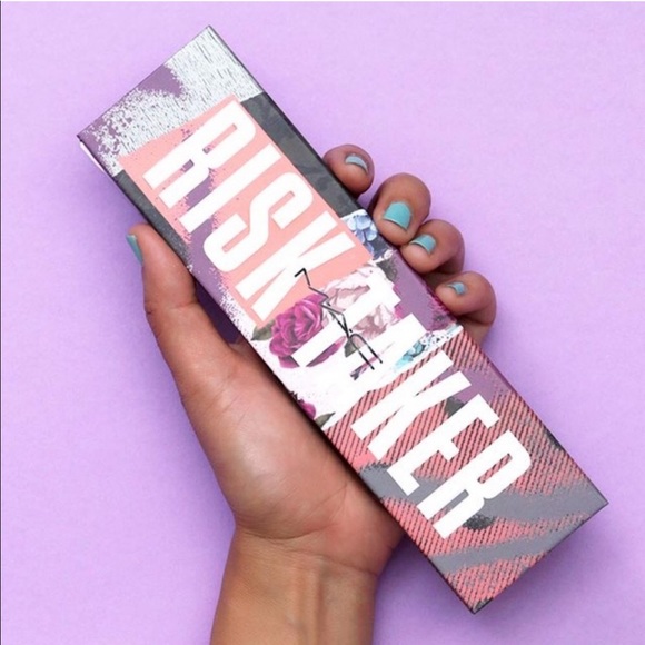 NWT MAC Risk Taker Eyeshadow Palette - Picture 2 of 5